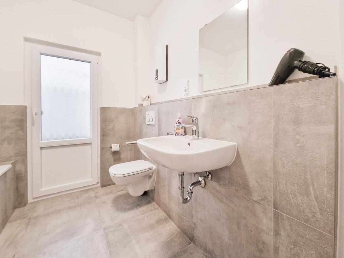 Raj Living - City Apartment With 3 Rooms - 15 Min Messe Dus & 10 Min Old Town Dus Düsseldorf Esterno foto